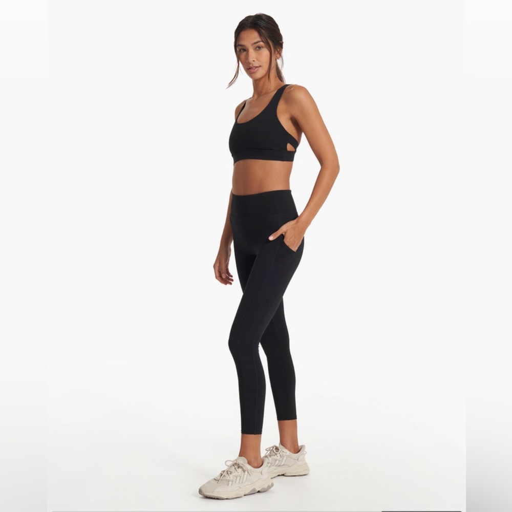 Vuori Black Stride Leggings in Medium